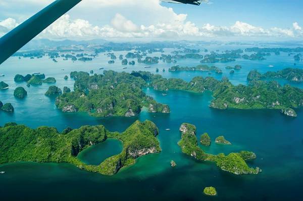 Nơi đây được UNESCO công nhận là di sản thiên nhiên của thế giới với hàng nghìn hòn đảo được làm nên bởi tạo hoá kỳ vĩ và sống động, là một trong những điểm du lịch hấp dẫn nhất của Việt Nam đối với du khách cả trong nước và quốc tế.