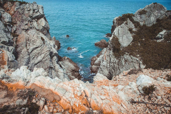 Ngày thứ hai trên đảo Quan Lạn, tôi cùng một nhóm người bạn mới quen ở homestay đã thuê một xe tuk tuk để đi đến các địa điểm Eo gió, bãi Minh Châu và bãi Sơn Hào.