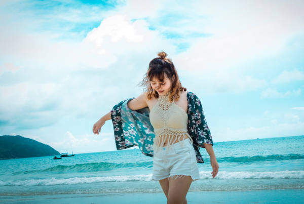 Nếu đến Quan Lạn, bạn không nên bỏ qua bãi tắm Minh Châu đẹp nhất ở đây. Cát rất mịn và nước trong xanh. Đến tối, các khách ở homestay kéo nhau ra biển làm một bữa tiệc nướng trên biển. Một đêm vui vẻ và đáng nhớ đó khép lại hành trình trên đảo Quan Lạn của chúng tôi.
