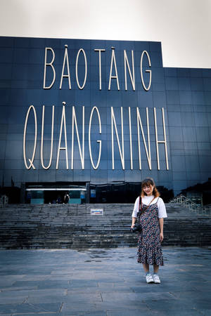 Nếu kinh tế không dư dả, bạn có thể chọn ở đường Hậu Cần hoặc Vườn Đào, vì giá thành phải chăng mà cũng rất gần biển, đi bộ chỉ mất khoảng 5 phút, còn đi taxi tầm 20.000 đồng/lượt. Bạn nên một lần ghé thăm bảo tàng thành phố nằm bên kia cầu Bãi Cháy, một công trình kiến trúc khiến ai cũng phải ngỡ ngàng lần đầu nhìn thấy. Ngoài những hiện vật thời chiến tranh, bảo tàng còn trưng bày nhiều tiêu bản động, thực vật, mô hình thuyền bè. Ấn tượng hơn cả chắc chắn là bộ xương cá voi khổng lồ treo lơ lửng trên trần. Bảo tàng cũng có rất nhiều góc sống ảo cực đẹp cho những bạn trẻ đam mê chụp ảnh tự sướng.