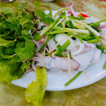 Sau khi đi tham quan bảo tàng, bạn nên dạo quanh thành phố Hạ Long để cảm nhận về cuộc sống cũng như con người nơi đây. Tốt hơn bạn nên ăn luôn ở trung tâm thành phố thay vì về gần biển,bởi đồ ăn bên này rẻ và chất lượng cũng không thua kém.