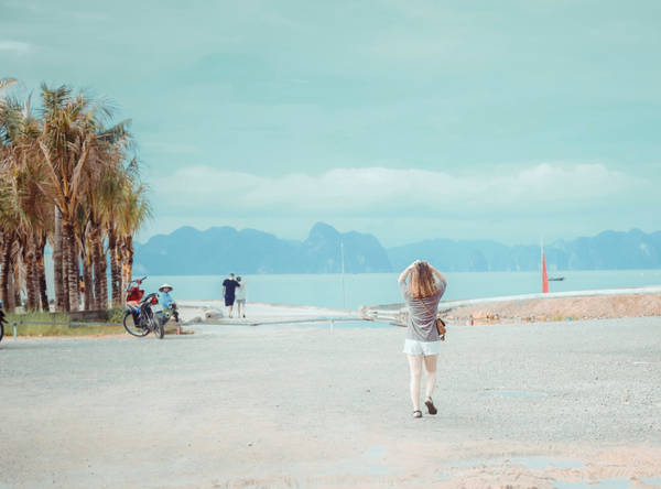 Ngày hai, sáng tôi dậy sớm đi bộ ra biển Bãi Cháy để ngắm bình minh. Bạn muốn tắm có thể mang theo đồ để tắm biển. Sau đó, bạn nên về khách sạn chuẩn bị đồ đạc để khám phá khu giải trí Sun World Hạ Long Park, gồm 3 điểm: Công viên Rồng, Công viên nước và khu Cáp treo Nữ hoàng.