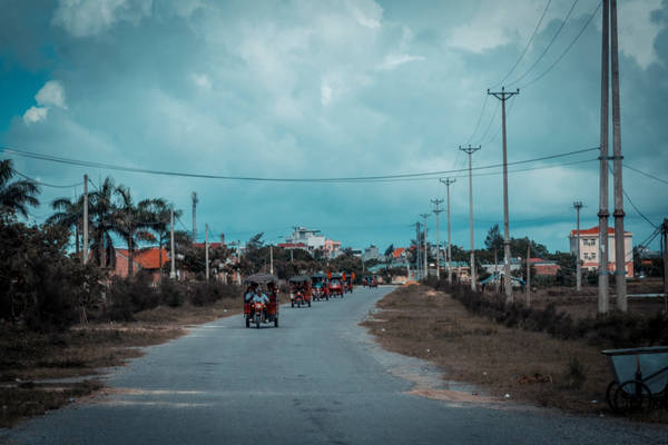 Sáng ngày thứ ba, từ nhà nghỉ, tôi bắt taxi đi đến bến tàu Hòn Gai để đi ra đảo Quan Lạn. Vé tàu cao tốc ở đây là 200.000đồng, đi khoảng hai tiếng. Quan Lạn hoang sơ, bình yên, khác hẳn với Hạ Long ồn ã. Phương tiện chủ yếu được người dân sử dụng là những chiếc xe tuk tuk. Tôi thuê phòng ở một homestay trong làng để trải nghiệm cuộc sống hòa mình với con người trên đảo.