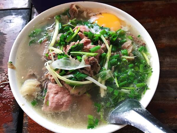 Một tô phở Bát Đàn nổi tiếng nơi thủ đô sẽ tiếp cho bạn năng lượng tham quan một vòng trung tâm Hà Nội.