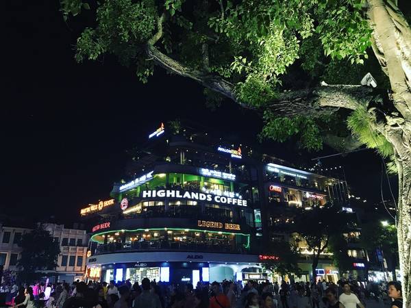 Người dân tập trung vui chơi xung quanh Hồ Gươm. Những khu chợ đêm dài qua hàng loạt con phố là nét đặc sản chỉ có ở riêng Hà Nội.