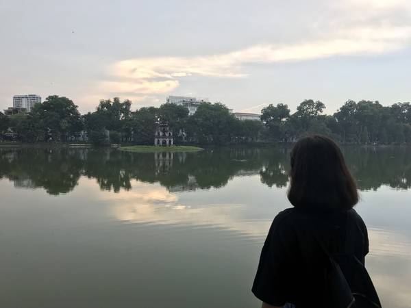 Hồ Hoàn Kiếm với tháp Rùa là điểm đến không thể bỏ qua. Buổi chiều nơi đây thu hút rất nhiều người dân đến vui chơi và hóng mát.
