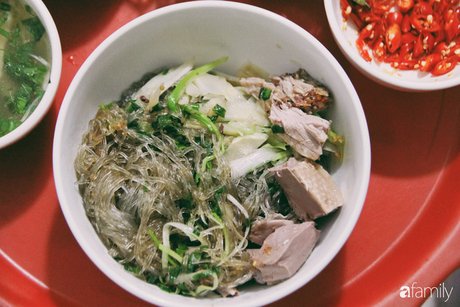 Hàng bún ngan chặt nổi tiếng với miến ngan trộn Hàng bún ngan chặt nổi tiếng với miến ngan trộn