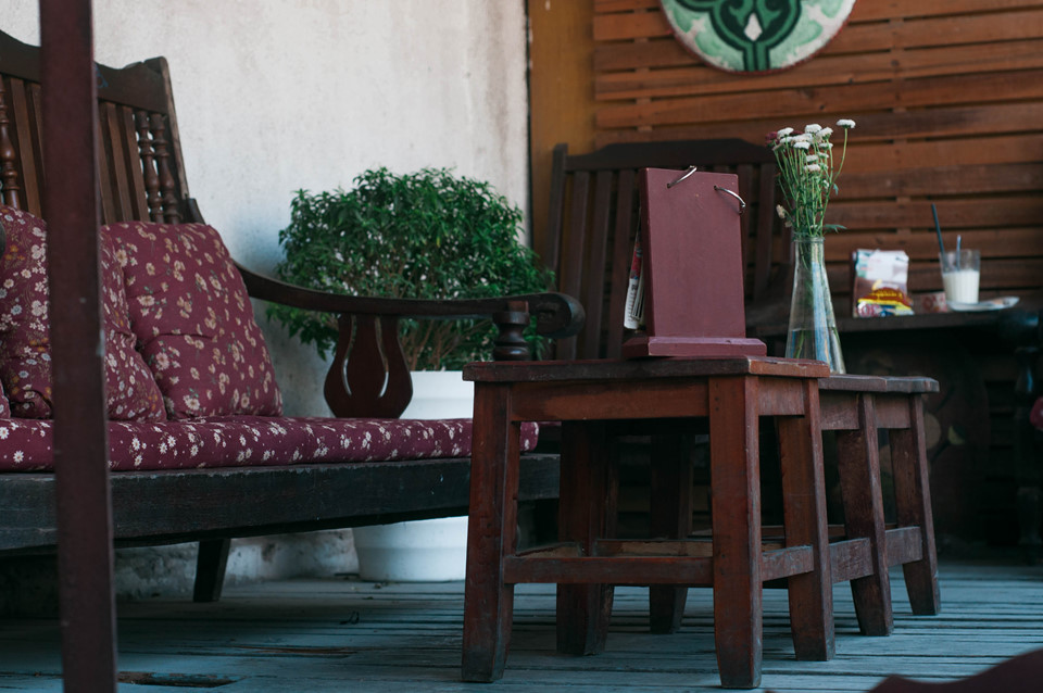 Bộ bàn ghế vintage từ thời ông bà trong khu cư xá cũ