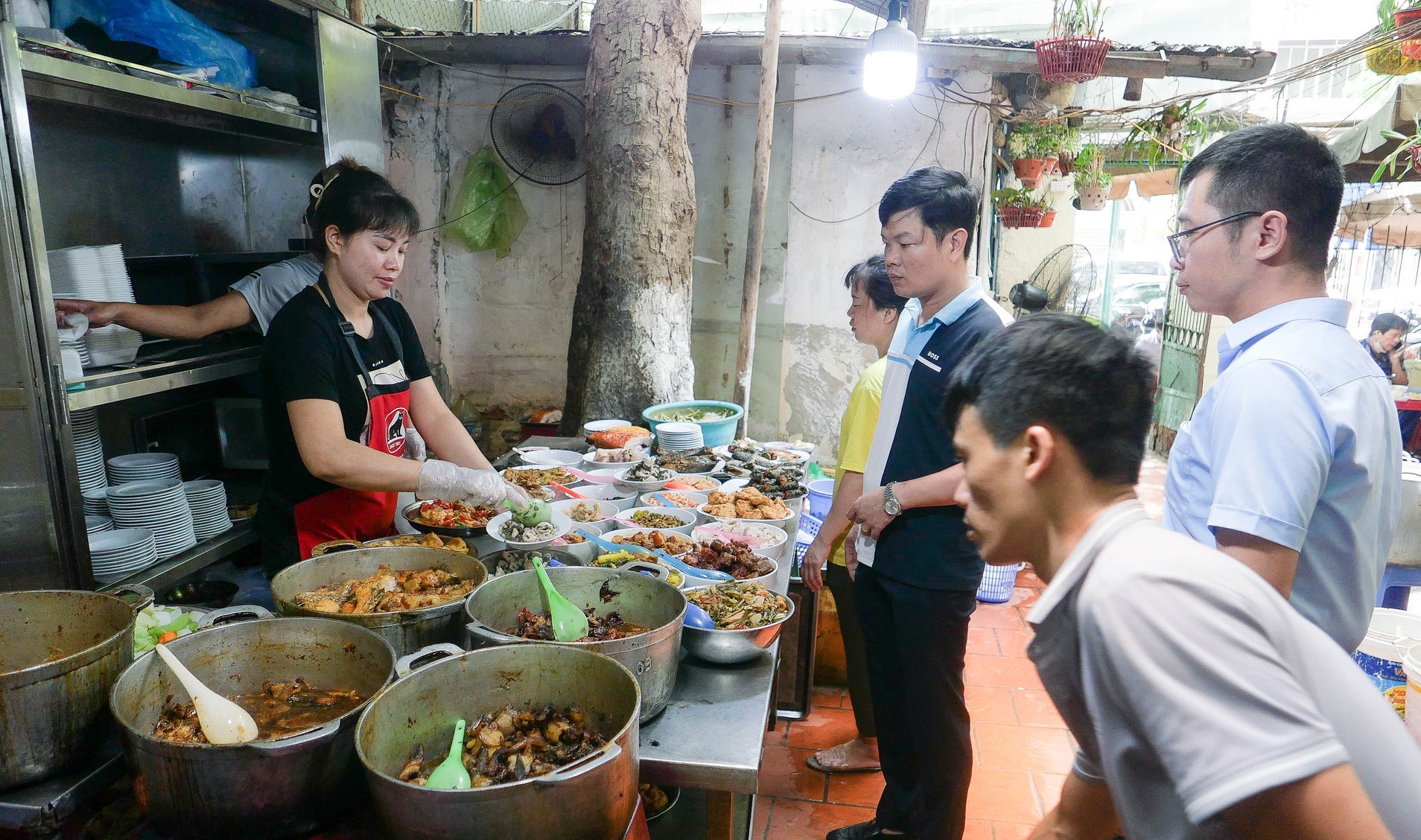 Không gian quán cơm Vinh Thu trên phố Lý Thường Kiệt Hà Nội