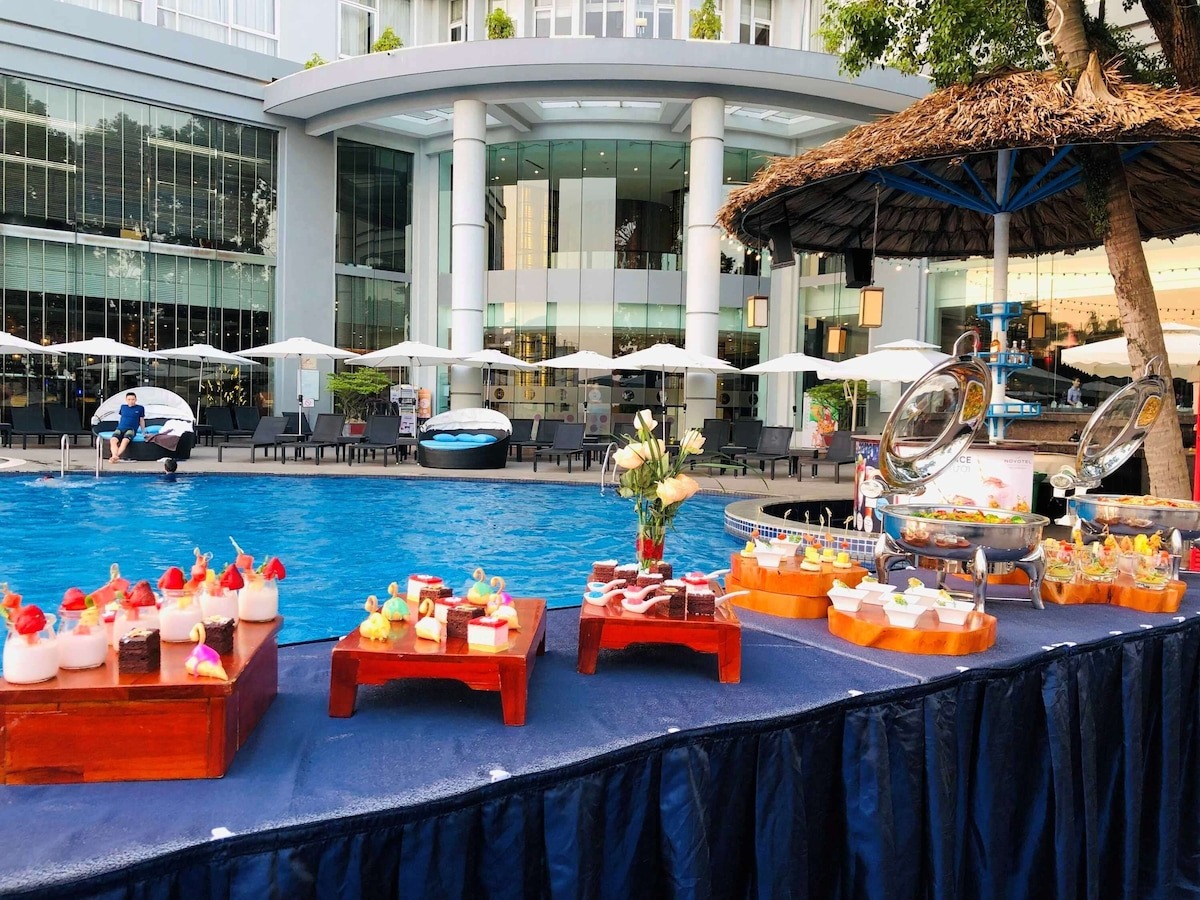 Bể bơi ngoài trời Novotel Hạ Long