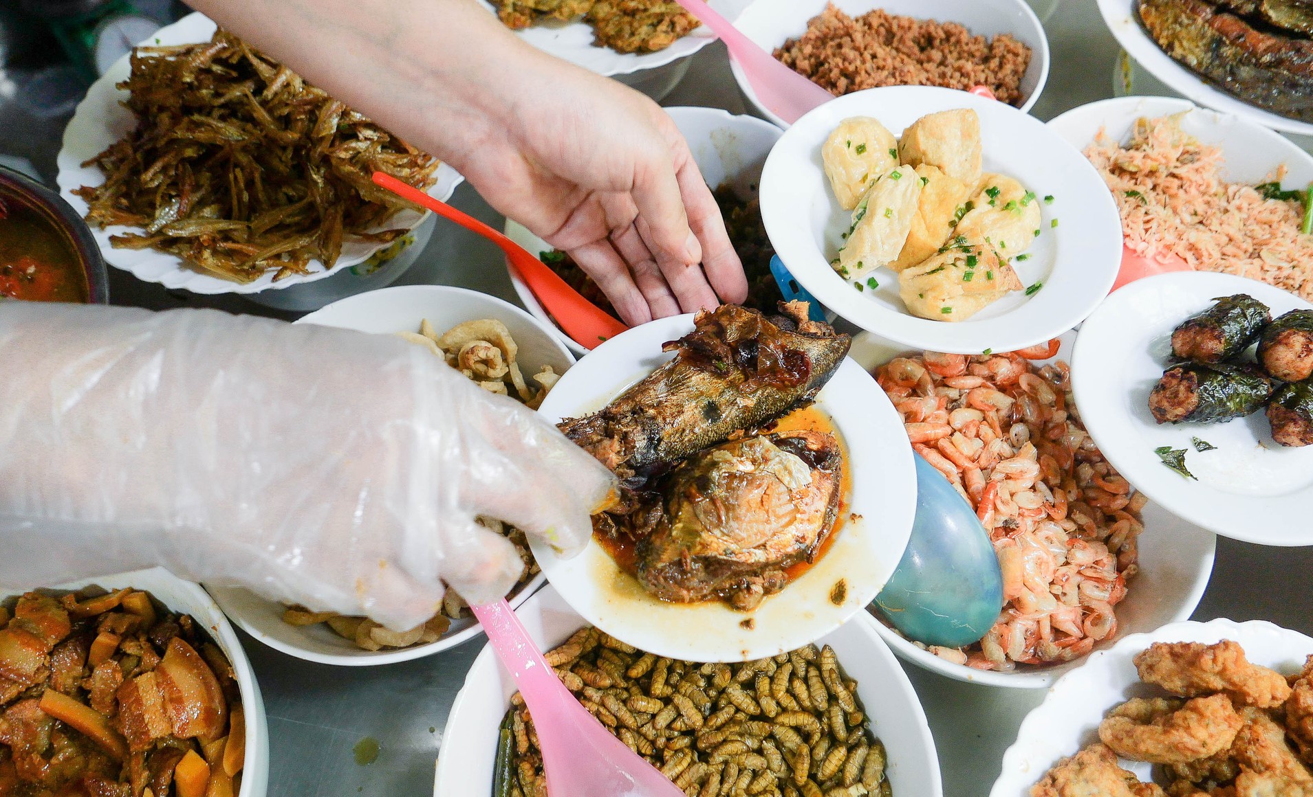 Mẹ chị Yến chuẩn bị món ăn tại quán cơm Vinh Thu