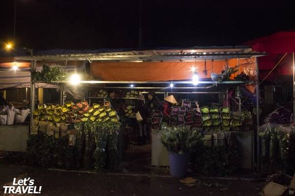 Những bó hoa tươi chuẩn bị xuống phố