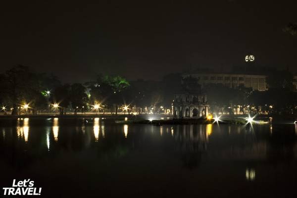 Hồ Gươm lung linh ánh đèn đêm