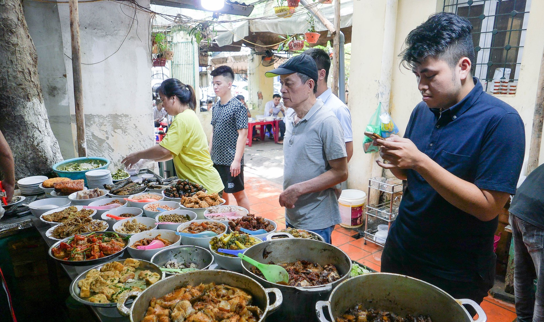 Quán cơm Vinh Thu giá gần 200.000 đồng/suất nhưng khách vẫn xếp hàng dài