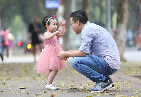 Hà Nội mùa lá vàng qua khoảnh khắc cha con