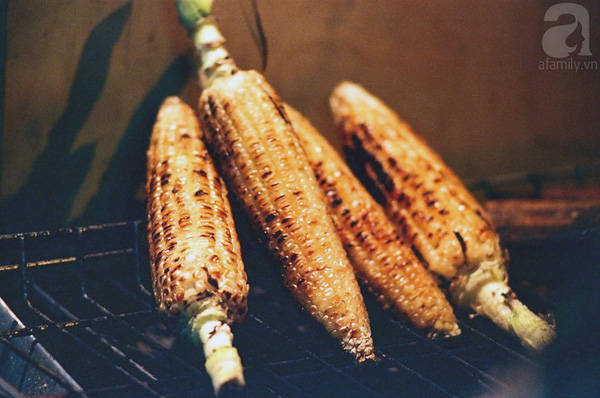 Đợi ngô khoai nướng Hà Nội chín trên bếp than