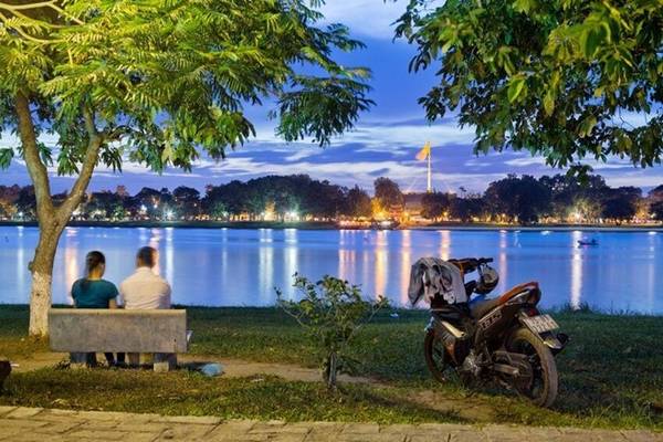 Du khách bị cuốn hút bởi vẻ đẹp của Hà Nội và Huế về đêm
