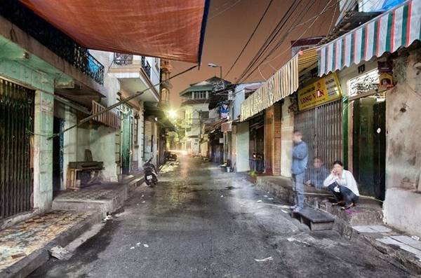 Ánh đèn đường huyền ảo rực rỡ tại Hà Nội và Huế về đêm