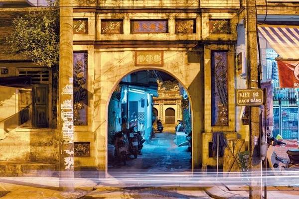“Tôi lớn lên ở Huế, và tôi biết rõ thành phố này như lòng bàn tay. Song những bức ảnh chụp của Sebastien đã cho tôi một cái nhìn hoàn toàn mới về Huế", ông Phan Trọng Minh, Giám đốc điều hành một khách sạn ở Huế chia sẻ.
