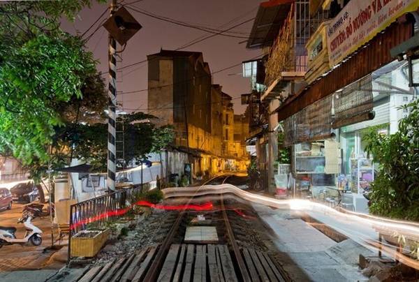 Laval bước vào nghề nhiếp ảnh từ khi còn rất trẻ, và được ảnh hưởng từ người ông của mình. 