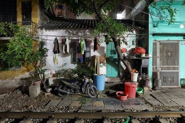 Lần đầu đến Việt Nam đầu thập niên 1990, ông đi tìm hiều cuộc sống của các dân tộc thiểu số.