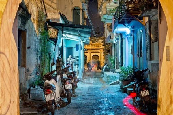 Trong bộ ảnh này, hai thành phố du lịch thu hút du khách của Việt Nam hiện lên với những ngõ nhỏ vắng lặng, ray đường sắt lạnh lẽo trong đêm, cửa hàng bao phủ ánh đèn điện.