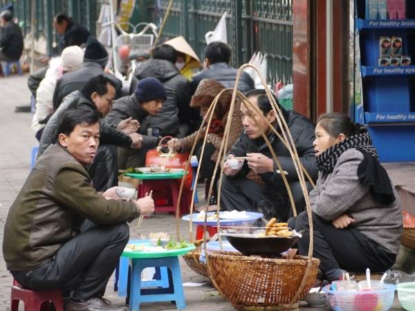 Ẩm thực đường phố Hà Nội tại quán vỉa hè đông đúc
