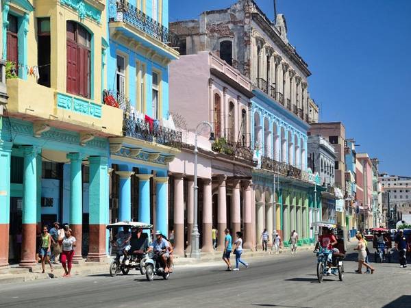 Thành phố Havana Cuba cổ kính với những chiếc xe cổ