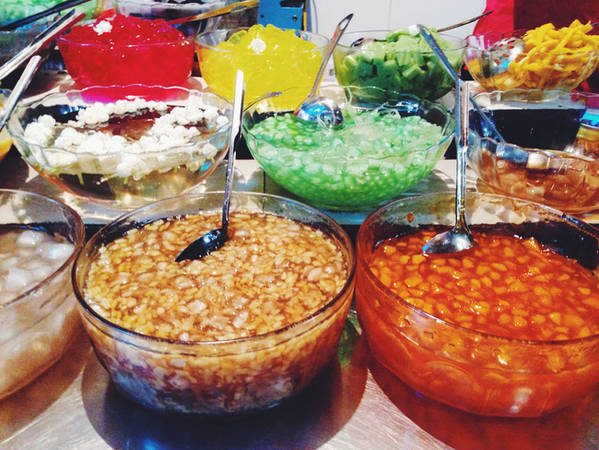 Món chè đầy màu sắc, một đặc sản nổi tiếng ở ngõ Chợ Đồng Xuân