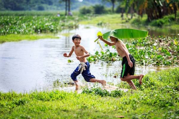 Trẻ em vùng nông thôn vui chơi thả diều