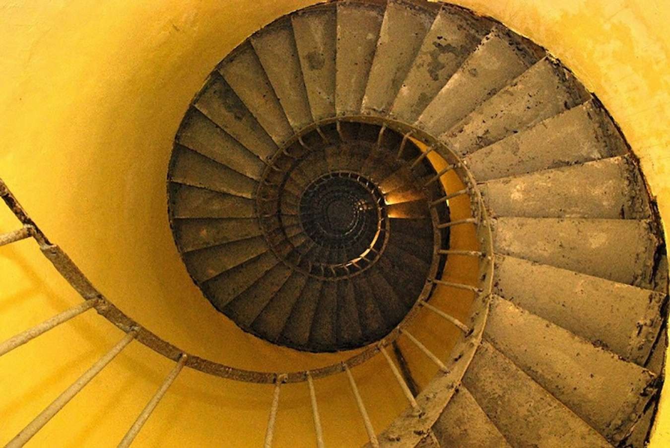 Cầu thang xoắn ốc bên trong Hải đăng Kê Gà