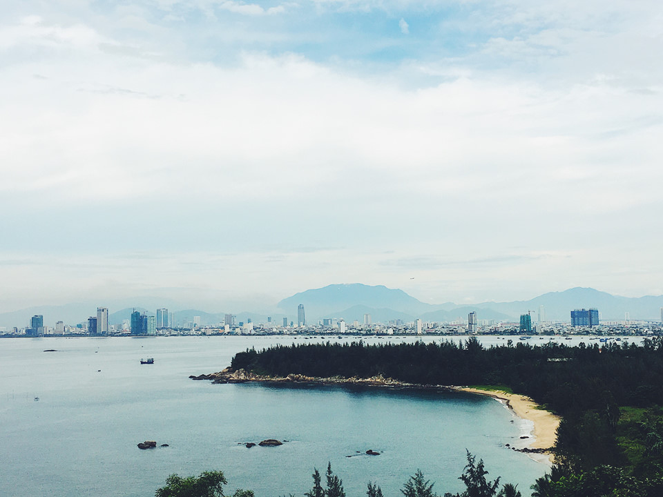 View thành phố Đà Nẵng từ đường lên Hải đăng Tiên Sa