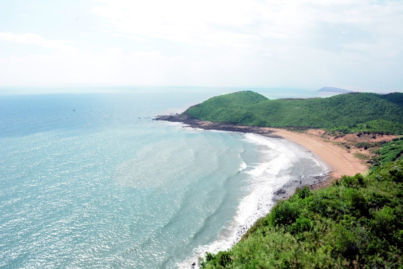 Biển quanh khu vực hải đăng Vĩnh Thực