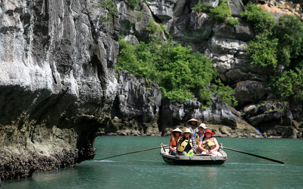 hai-diem-den-thu-vi-o-ha-long-chua-nhieu-nguoi-biet-1-ivivu