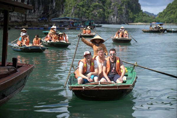hai-diem-den-thu-vi-o-ha-long-chua-nhieu-nguoi-biet-3-ivivu