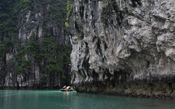 hai-diem-den-thu-vi-o-ha-long-chua-nhieu-nguoi-biet-6-ivivu