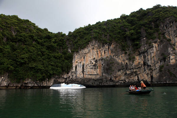 hai-diem-den-thu-vi-o-ha-long-chua-nhieu-nguoi-biet-7-ivivu