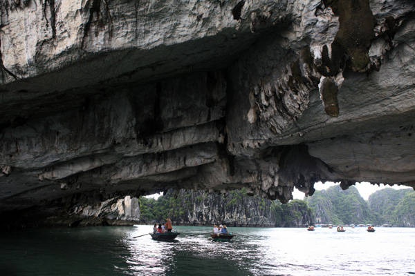 hai-diem-den-thu-vi-o-ha-long-chua-nhieu-nguoi-biet-8-ivivu