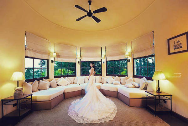 Khu nghỉ có tổng cộng 17 villa, tất cả đều nhìn xuống thành phố Đà Lạt. Đây cũng là địa điểm nghỉ dưỡng yêu thích của không ít sao Việt bởi sự riêng tư và khung cảnh cổ điển. Trong số đó có vợ chồng Lương Thế Thành và Thúy Diễm.