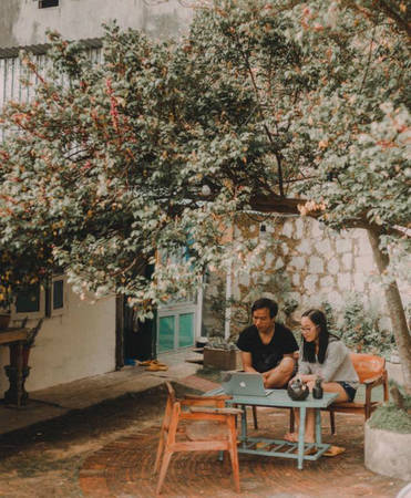 Nằm cách trung tâm thành phố Đà Lạt chừng 2 km, Yên's House là địa chỉ rất dễ tìm và cách những địa điểm du lịch nổi tiếng như hồ Tuyền Lâm, thác Dalanta, thác Prenn... không xa. Khu homestay có diện tích nhỏ nhưng từng chi tiết nhỏ đều được thiết kế và chọn lọc, khiến bạn ngỡ như đang lạc đến xứ Hàn.