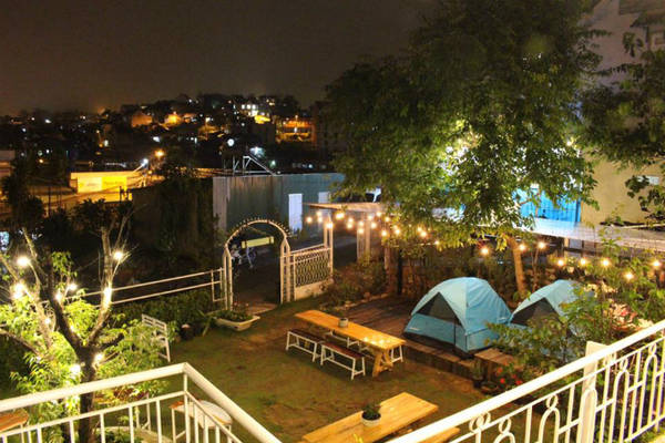 Homestay nằm trên một ngọn đồi cao, thích hợp ngắm cảnh thành phố khi lên đèn hay bình minh trong sương mù mỗi sáng. Đúng như tên gọi của mình, khu nghỉ mang lại cảm giác tĩnh lặng và nhẹ nhàng.