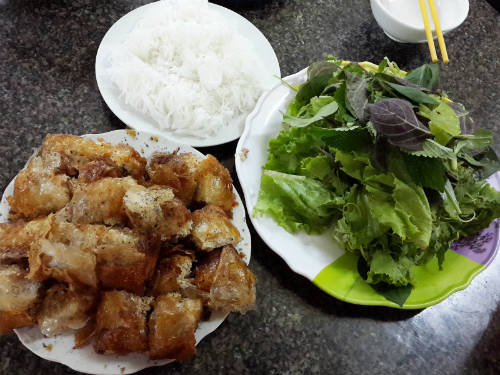 Nem cua bể được xắt vuông, xếp thành đĩa khi ăn. Ảnh: Má Lúm