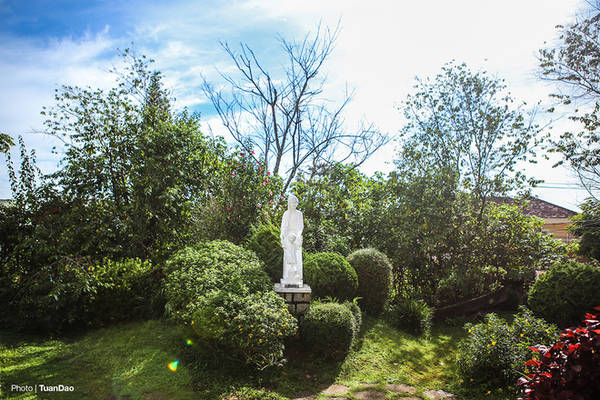 Khuôn viên bên trong nhà thờ Domaine de Marie Đà Lạt