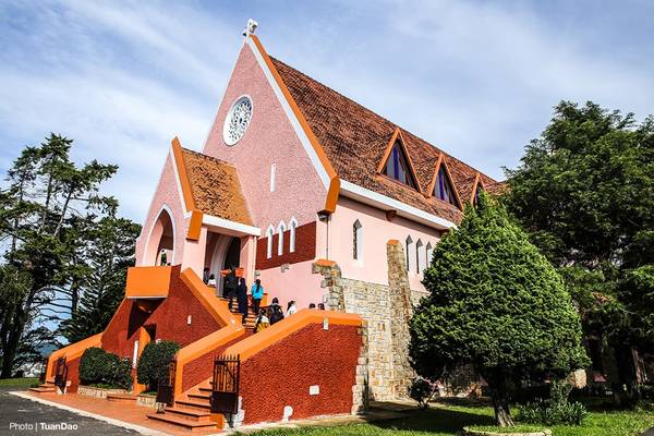 Kiến trúc nhà thờ Domaine de Marie Đà Lạt có nhiều điểm cách tân so với nhà thờ cổ điển phương Tây