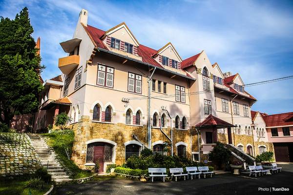 Nhà thờ Domaine de Marie Đà Lạt có hai lối bậc thang và mái ngói đỏ tựa nhà rông Tây Nguyên