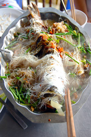 Món cá mú hấp ăn kèm bún tại Vũng Tàu