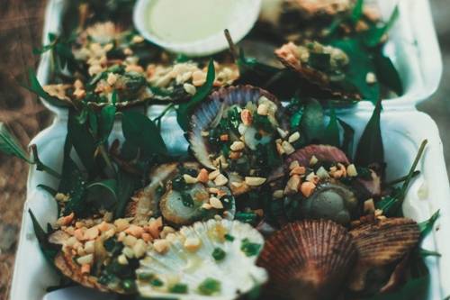 Chấm sò điệp nướng Phan Thiết với muối ớt