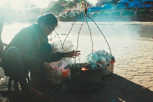Gánh hàng rong bán đồ biển nướng ở Đồi Dương, Phan Thiết. Ảnh: Minh Nhật.