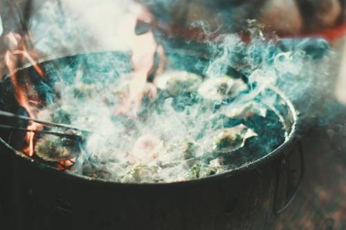 Từng miếng sò huyết thơm ngon, xèo xèo trong nắng chiều. Ảnh: Minh Nhật.