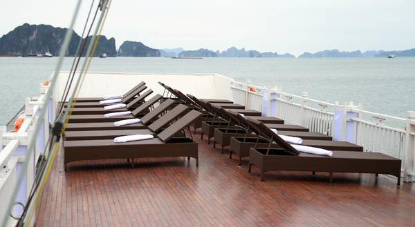 Du khách có thể tắm nắng trên boong tàu rộng rãi.